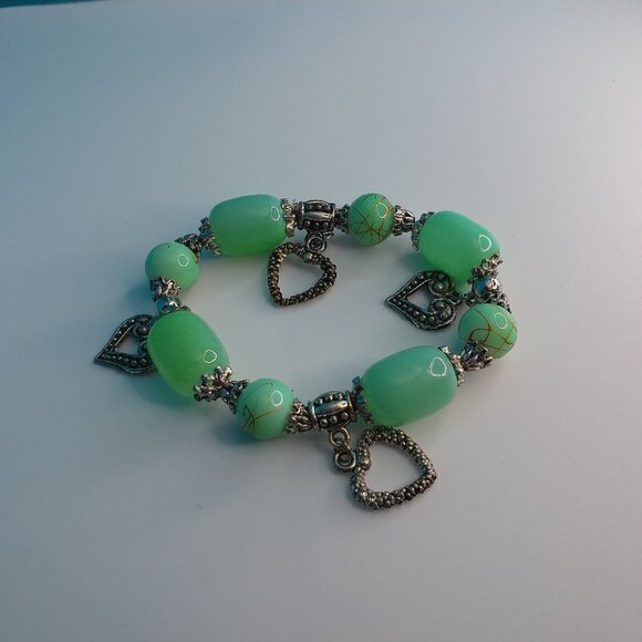 Women's Green Clear Crystal beaded Bracelet, with little silver hearts - Picture 6 of 8